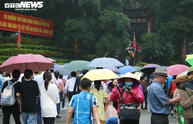 Du khách nườm nượp đội mưa đổ về Đền Hùng trong ngày khai hội