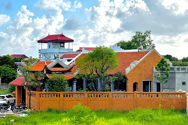Việt phủ có nội thất dát vàng của nghệ sĩ Vượng Râu tại Nam Định