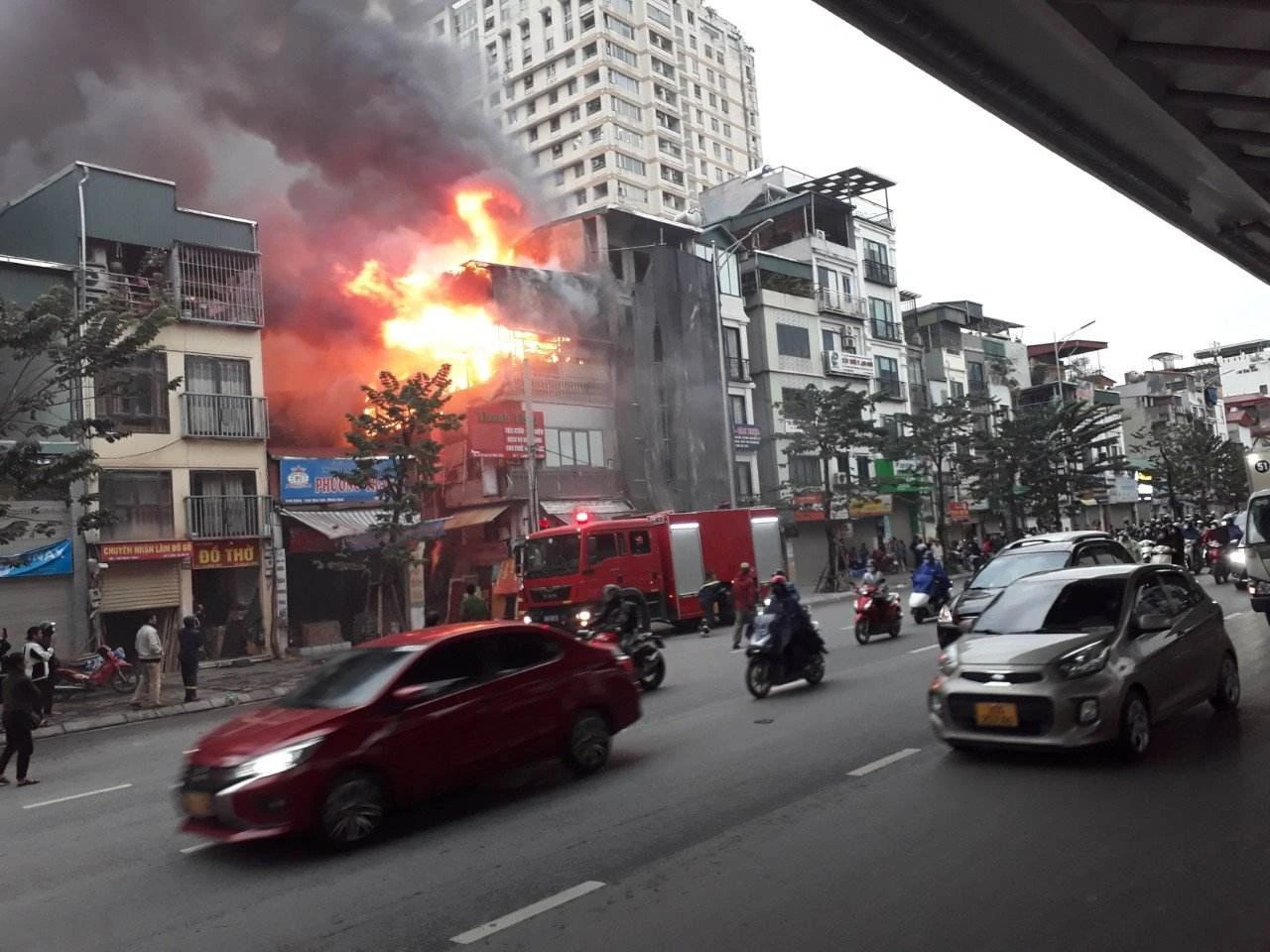 Hà Nội: Cháy lớn căn nhà mặt đường, nhiều người dân hoảng loạn