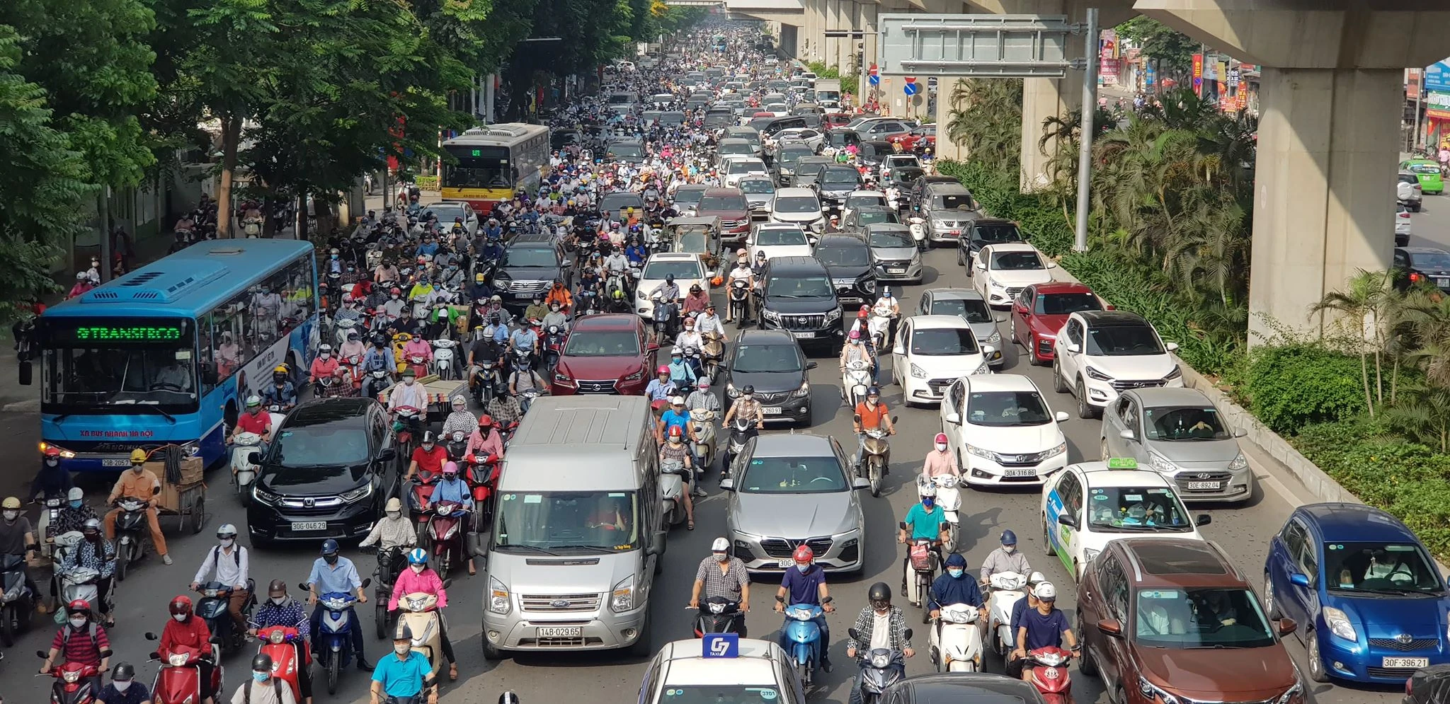 Đường phố ùn tắc, người dân Hà Nội nhích từng mét giờ cao điểm