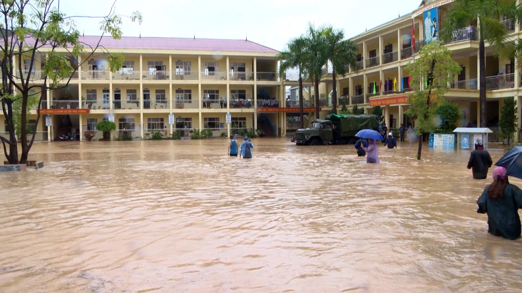 Quảng Ninh: Mưa lớn gây ngập úng kinh hoàng tại Cẩm Phả