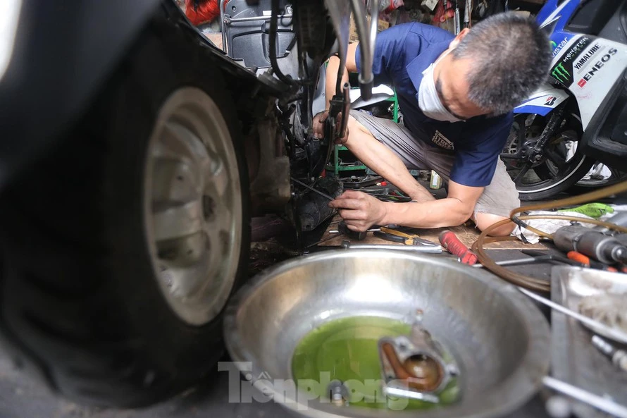 Cửa hàng sửa chữa xe máy ở Hà Nội tấp nập khách sau 'giấc ngủ' dài