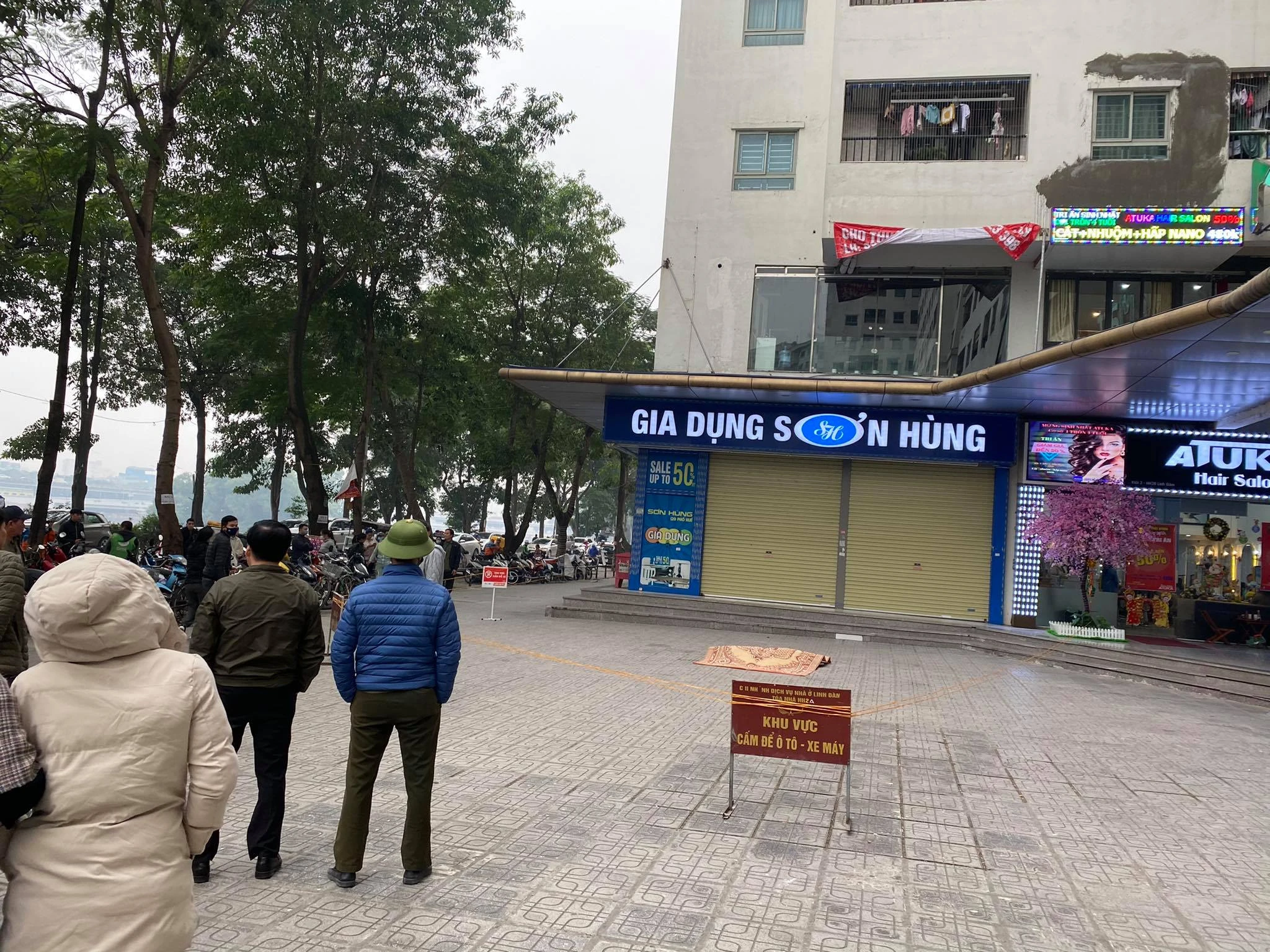Người đàn ông rơi từ tầng 15 chung Linh Đàm xuống đất tử vong