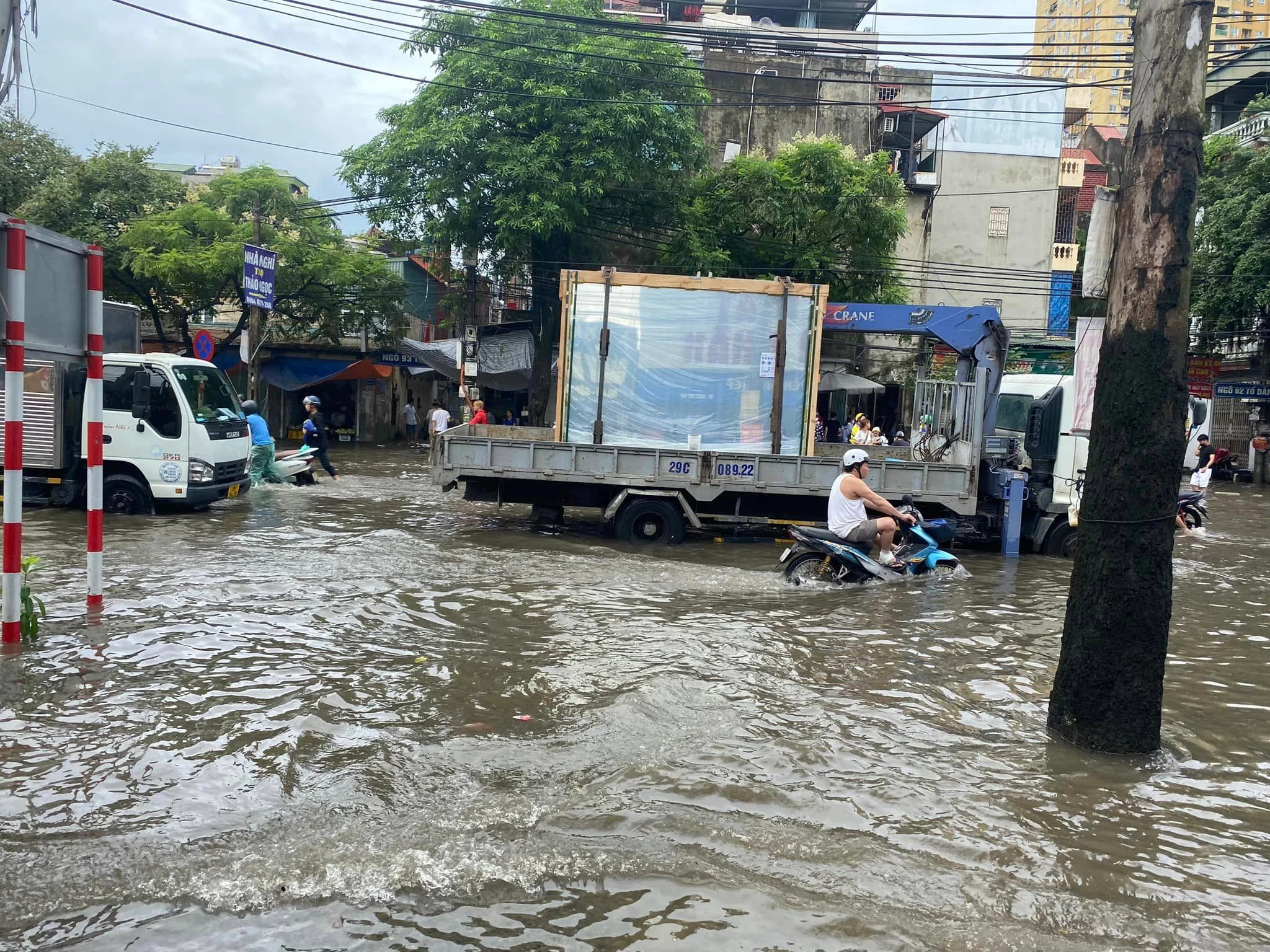 Mưa lớn kéo dài, nhiều tuyến đường ở Hà Nội bị ngập sâu