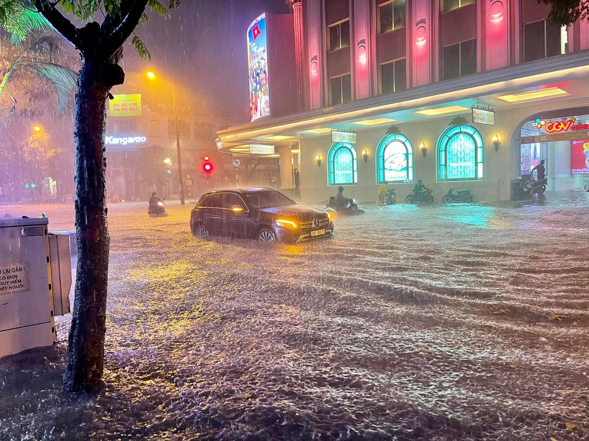 Nhiều tuyến phố Hà Nội ngập trong biển nước sau mưa lớn