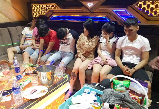 Dân chơi phê pha ma túy trong quán karaoke liên tiếp rủ nhau “lên phường”