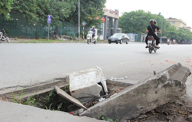 Hà Nội: Nắp cống lộ thiên trên Phố Viên - Nguyễn Đình Tứ “bẫy” người đi đường