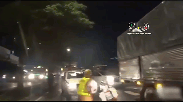 Video: Ôtô chở thuốc lá lậu tông liên tục vào xe cảnh sát như phim hành động