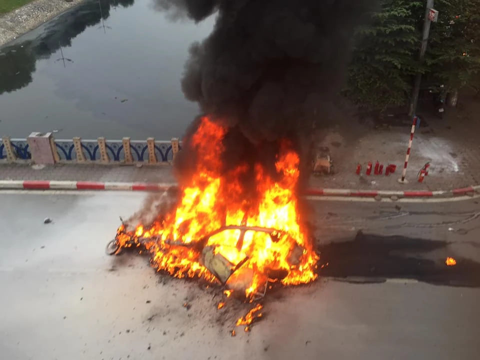 Va chạm với xe máy, ô tô Mercedes tiền tỷ cháy rụi, 1 phụ nữ tử vong