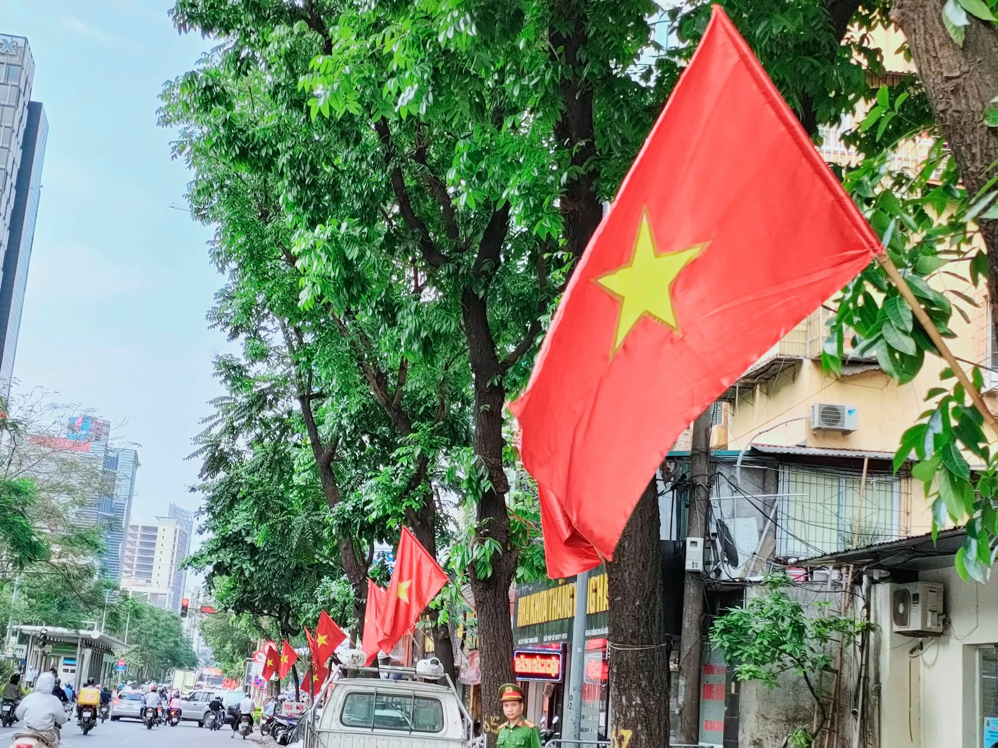 Phố phường Hà Nội rực rỡ sắc cờ đỏ dịp lễ 30/4 và 1/5