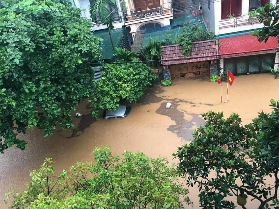 Hà Giang ngập lụt nặng, nhiều ô tô ngập nước, 2 mẹ con tử vong