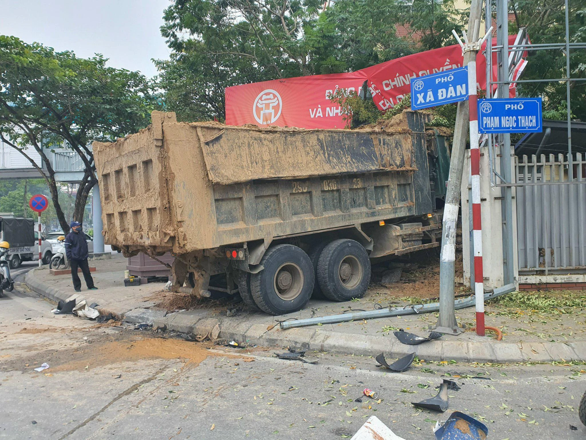 Sau va chạm, xe tải húc đổ tường trường học ở Hà Nội