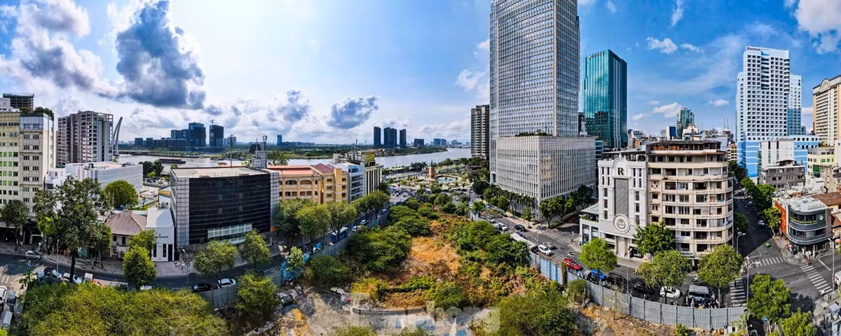 Khu đất vàng hơn 6.000m2 nằm giữa 4 con đường lớn Hai Bà Trưng - Thi Sách - Đông Du - vòng xoay Công trường Mê Linh. Xung quanh khu vực này là các tòa nhà cao ốc văn phòng, khách sạn hạng sang như Vietcombank Tower, Hilton Sài Gòn, Mê Linh Point, The Reverie Saigon...