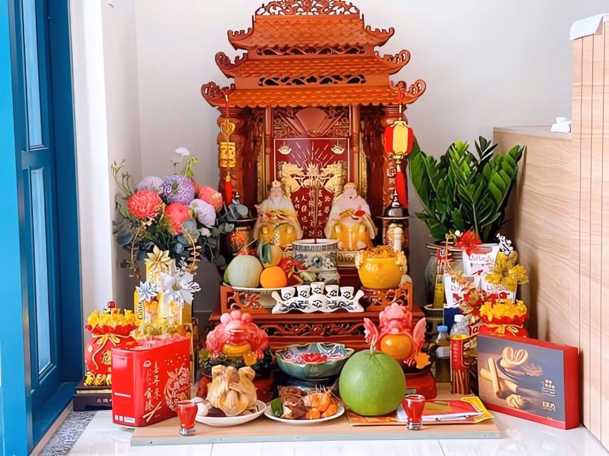 Bàn thờ Thần Tài không được lau dọn kỹ trước khi cúng ngày vía Thần Tài 2026
