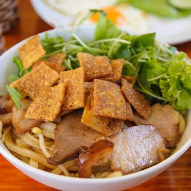 Cao lầu thường được ăn kèm với thịt heo xá xíu, rau sống và nước dùng đậm đà, tạo nên sự hòa quyện tuyệt vời trong hương vị. Sự kết hợp giữa các nguyên liệu tươi ngon và cách trình bày đẹp mắt khiến cao lầu trở thành một trải nghiệm ẩm thực không thể bỏ qua khi đến Hội An.