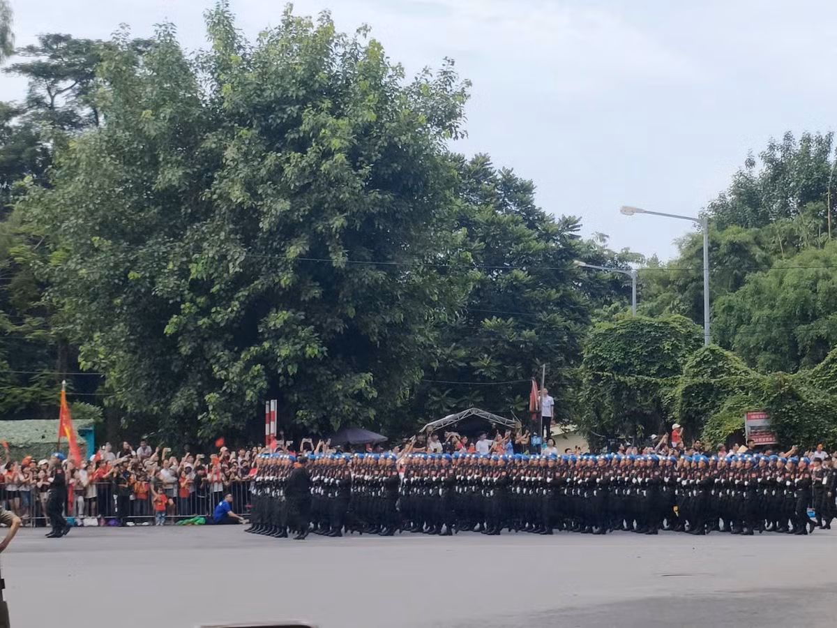 Các khối diễu binh đi trong tiếng reo hò của hàng nghìn người dân hai bên đường