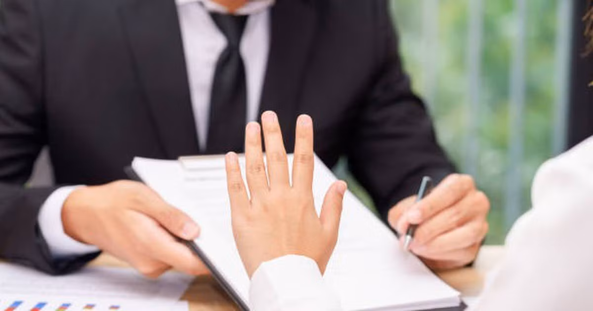  6. Biết từ chối quan trọng hơn biết đồng ý. Khả năng nói không quyết định chất lượng cuộc sống của bạn. Trong thế giới đầy đòi hỏi, từ chối một cách lịch sự và dứt khoát là kỹ năng quý giá. Nhượng bộ vô giới hạn sẽ khiến bạn kiệt sức và đánh mất sự tôn trọng từ người khác. Thiết lập giới hạn rõ ràng không phải là ích kỷ, mà là trách nhiệm với chính mình và mọi người.
