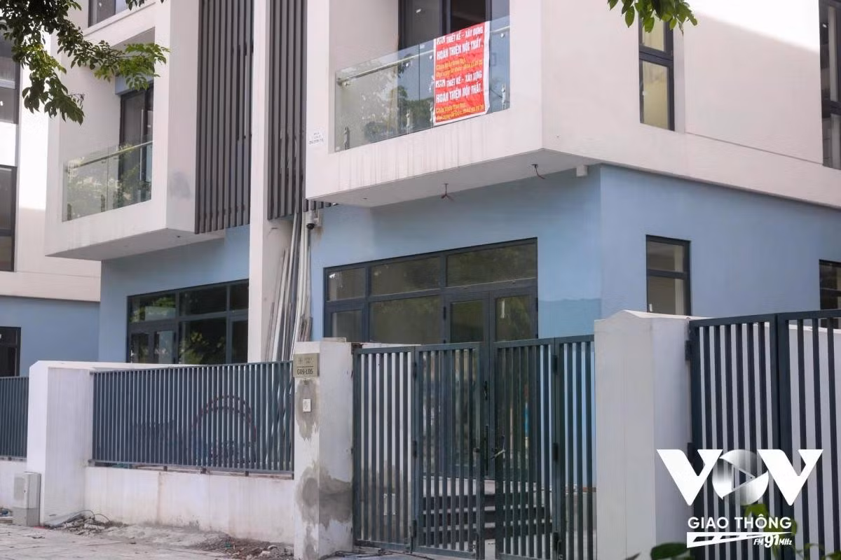 Khu Đô thị An Hưng: Một loạt biệt thự liền kề khác thuộc Khu đô thị Dương Nội (quận Hà Đông), khu An Hưng, có dấu hiệu xuống cấp trầm trọng, nhiều căn trở thành “bãi rác công cộng”, cỏ mọc um tùm