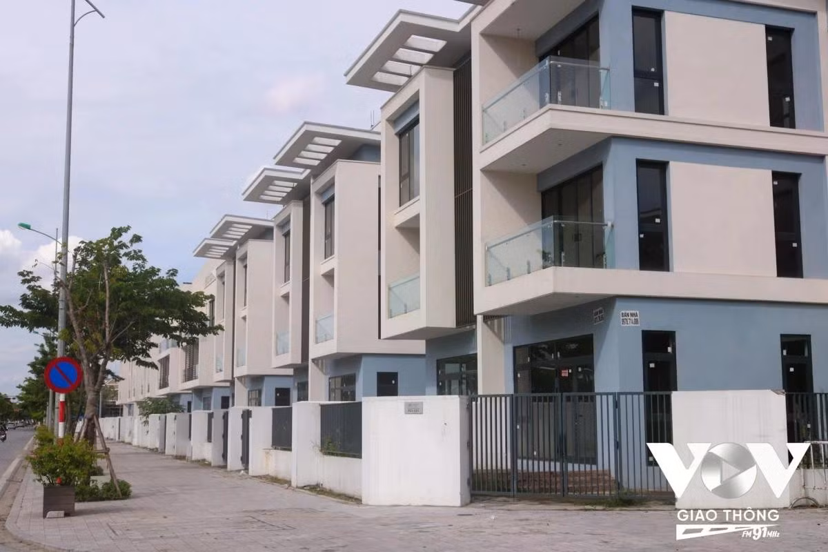 Dù được đầu tư những tiện ích bậc nhất và kỳ vọng trở thành trung tâm mới của Thủ đô, song, khu biệt thự này vẫn rơi vào tình trạng bỏ trống nhiều năm, vắng chủ dù được rao bán, cho thuê liên tục