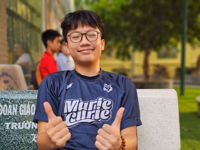 Thí sinh Nguyễn Nhật Giang tự tin chia sẻ: "Hai môn Ngữ văn và Ngoại ngữ hôm qua em làm "rất mượt", có thể nói là có triển vọng thủ khoa. Bước vào môn Toán, em giữ tinh thần thoải mái nhưng sẽ dốc toàn lực. Em hy vọng sẽ đạt trên 9 điểm để xứng đáng với kỳ vọng và công lao của thầy cô đã tận tâm dạy dỗ".
