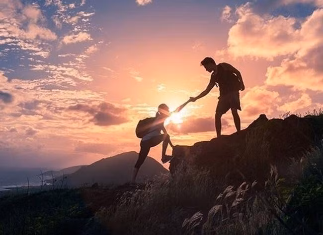  1. Giúp đỡ quá dễ dàng, người khác lại không trân trọng. Sự cho đi là một nghệ thuật. Khi lòng tốt trở nên quá dễ tiếp cận, người ta thường mất đi sự biết ơn. Một nghịch lý phổ biến của bản chất con người: điều càng khó có được lại càng được quý trọng; còn sự hào phóng luôn sẵn sàng lại dễ bị xem là điều hiển nhiên. Giữ khoảng cách và ranh giới phù hợp chính là cách giúp thiện ý được tôn trọng đúng mực.
