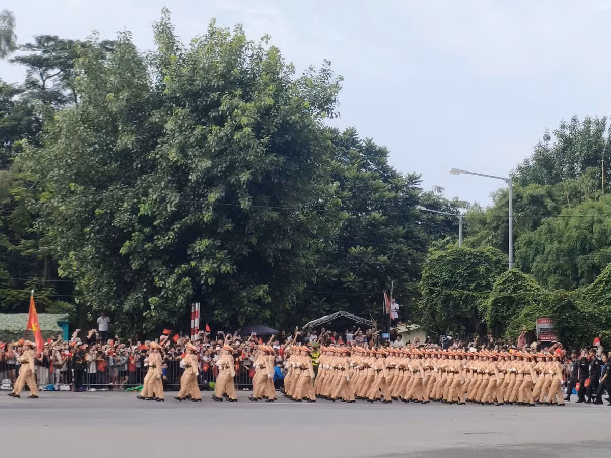 Các khối Nữ Cảnh sát giao thông đi qua đường Trần Nhân Tông - Công viên Thống nhất