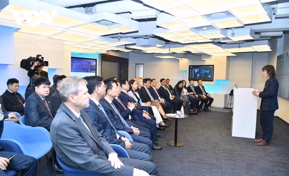 Sáng 6/6, Thủ tướng Phạm Minh Chính và đoàn đại biểu cấp cao Việt Nam đã tới thăm Trung tâm e-Estonia - biểu tượng của Chính phủ số hàng đầu thế giới. Đoàn đã nghe đại diện Trung tâm e-Estonia giới thiệu về hạ tầng số X-Road, dịch vụ công trực tuyến, hệ thống an ninh mạng, chương trình “e-Residency” cho phép người nước ngoài trở thành công dân kỹ thuật số của Estonia để khởi nghiệp và vận hành doanh nghiệp từ xa…
