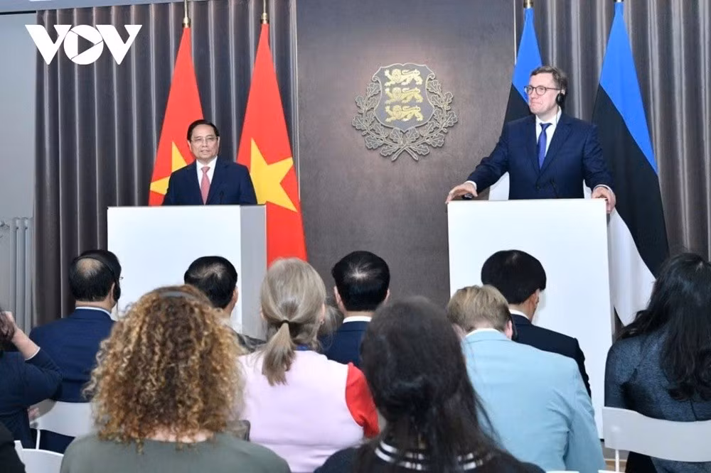 Sau hội đàm, Thủ tướng Phạm Minh Chính và Thủ tướng Estonia Kristen Michal đã chứng kiến Lễ ký kết và trao đổi Bản ghi nhớ về hợp tác giữa Bộ Ngoại giao Việt Nam và Bộ Ngoại giao Estonia, Bản ghi nhớ về hợp tác chuyển đổi số và kinh tế số giữa Bộ Khoa học và Công nghệ Việt Nam với Bộ Tư pháp và Chuyển đổi số Estonia. Phát biểu tại cuộc gặp gỡ báo chí, Thủ tướng Phạm Minh Chính cho biết, 2 bên đã thống nhất cao thúc đẩy quan hệ 2 đất nước lên tầm cao mới, sâu sắc hơn, bao trùm hơn, hiệu quả hơn.