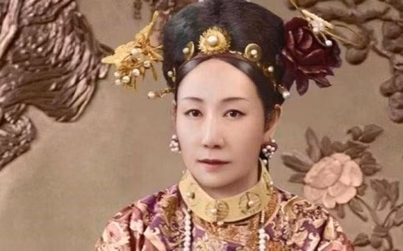 Ngay sau đó, Lực lượng Đồng minh của Tám cường quốc đã đột phá thành phố Bắc Kinh. Từ Hi Thái hậu vội vàng chạy trốn về phía tây, chỉ để lại một số quan đại thần làm trung gian với người ngoại quốc và trở thành một thế lực ngoại bang.