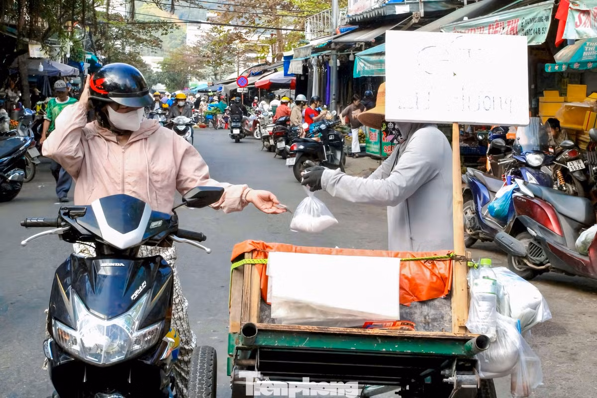Nhiều người dân tìm đến mua cát lư hương để phục vụ nhu cầu thờ cúng của gia đình.