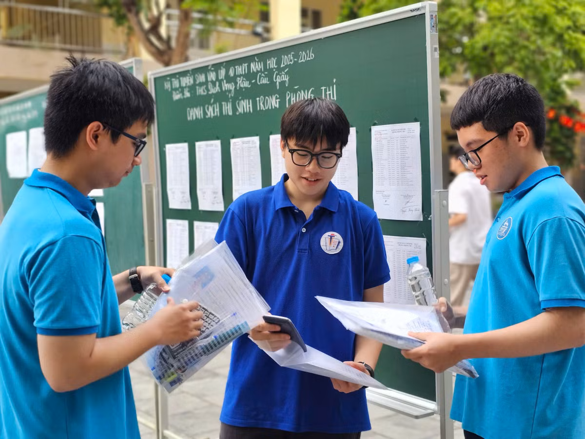 Tại điểm thi Trường THCS Dịch Vọng Hậu sáng 8/6, nhiều thí sinh vẫn tranh thủ 'lướt nhanh' công thức Toán học trước giờ G.