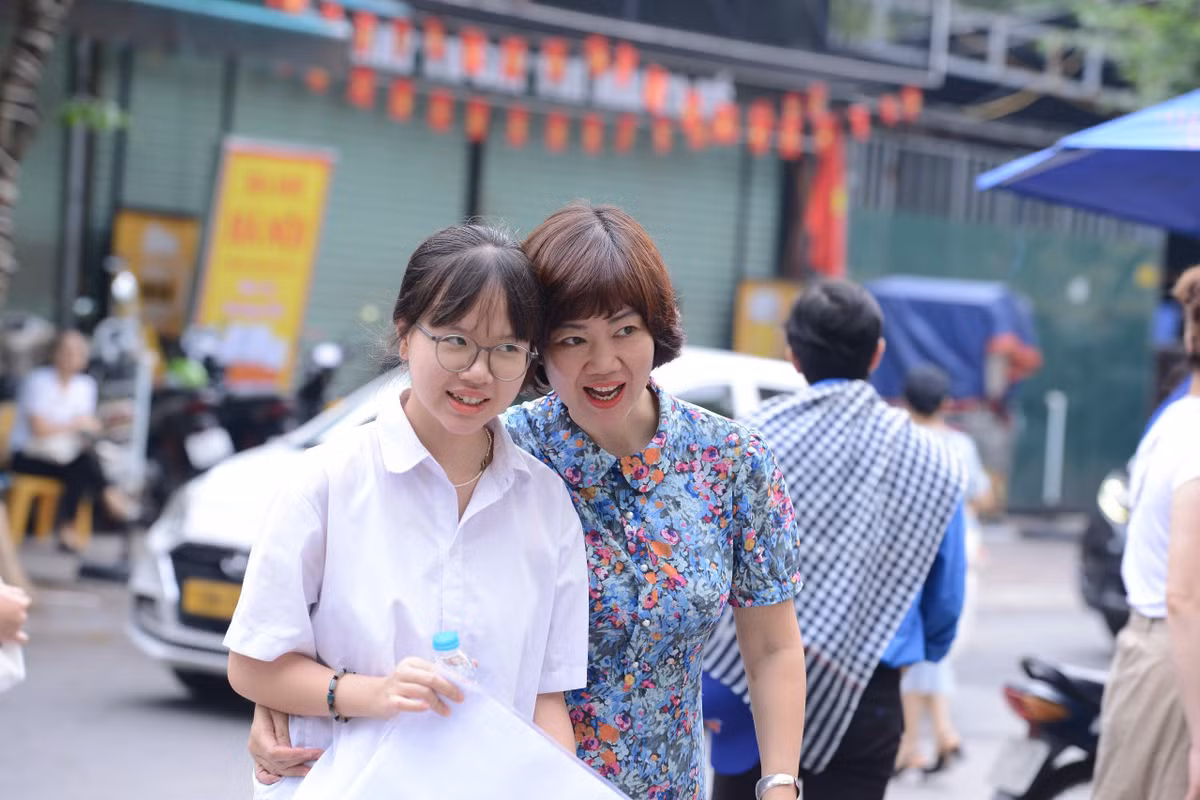6h sáng, cổng Trường THCS Dịch Vọng Hậu đã nhộn nhịp thí sinh và phụ huynh đến điểm thi để thi môn cuối cùng.