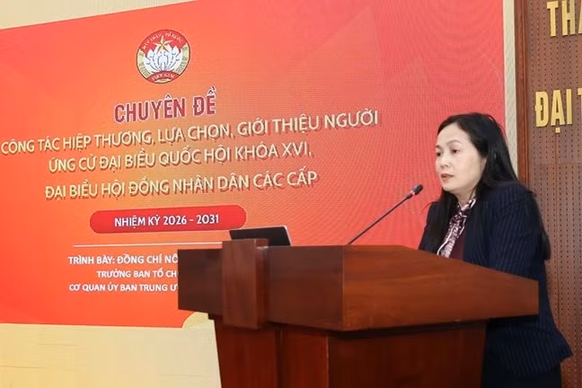 Đồng chí Nông Thị Mai Huyền, Trưởng ban Tổ chức - Kiểm tra, Cơ quan Ủy ban Trung ương MTTQ Việt Nam trình bày chuyên đề tại Hội nghị. Ảnh: MTTQ Việt Nam