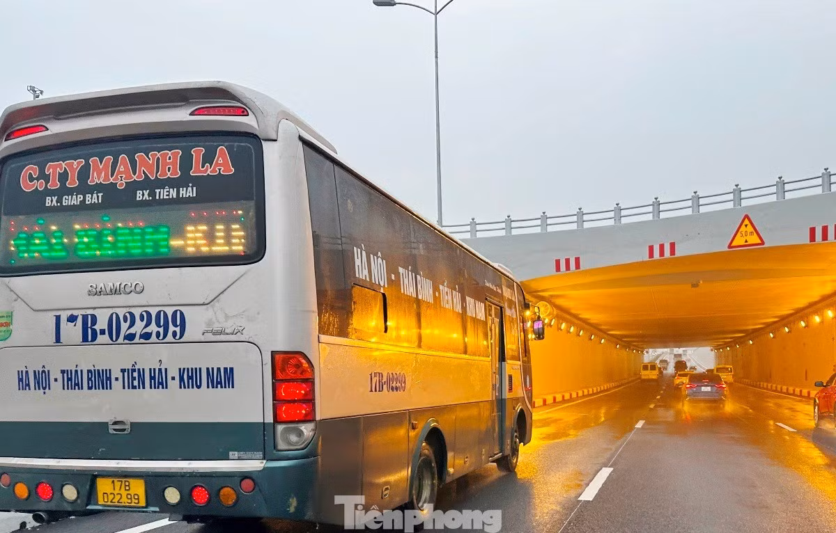 Trong ngày 26/7, toàn bộ xe đi trên cao tốc Cầu Giẽ - Ninh Bình chiều Hà Nội - Ninh Bình và ngược lại được Cục Cảnh sát giao thông (CSGT) và đơn vị quản lý tuyến đường là Tổng Công ty Đầu tư phát triển đường cao tốc Việt Nam (VEC) điều tiết, phân luồng cho lưu thông qua đường hầm thông suốt, không phải đi đường tránh, đường vòng và ùn ứ như những ngày trước đó.