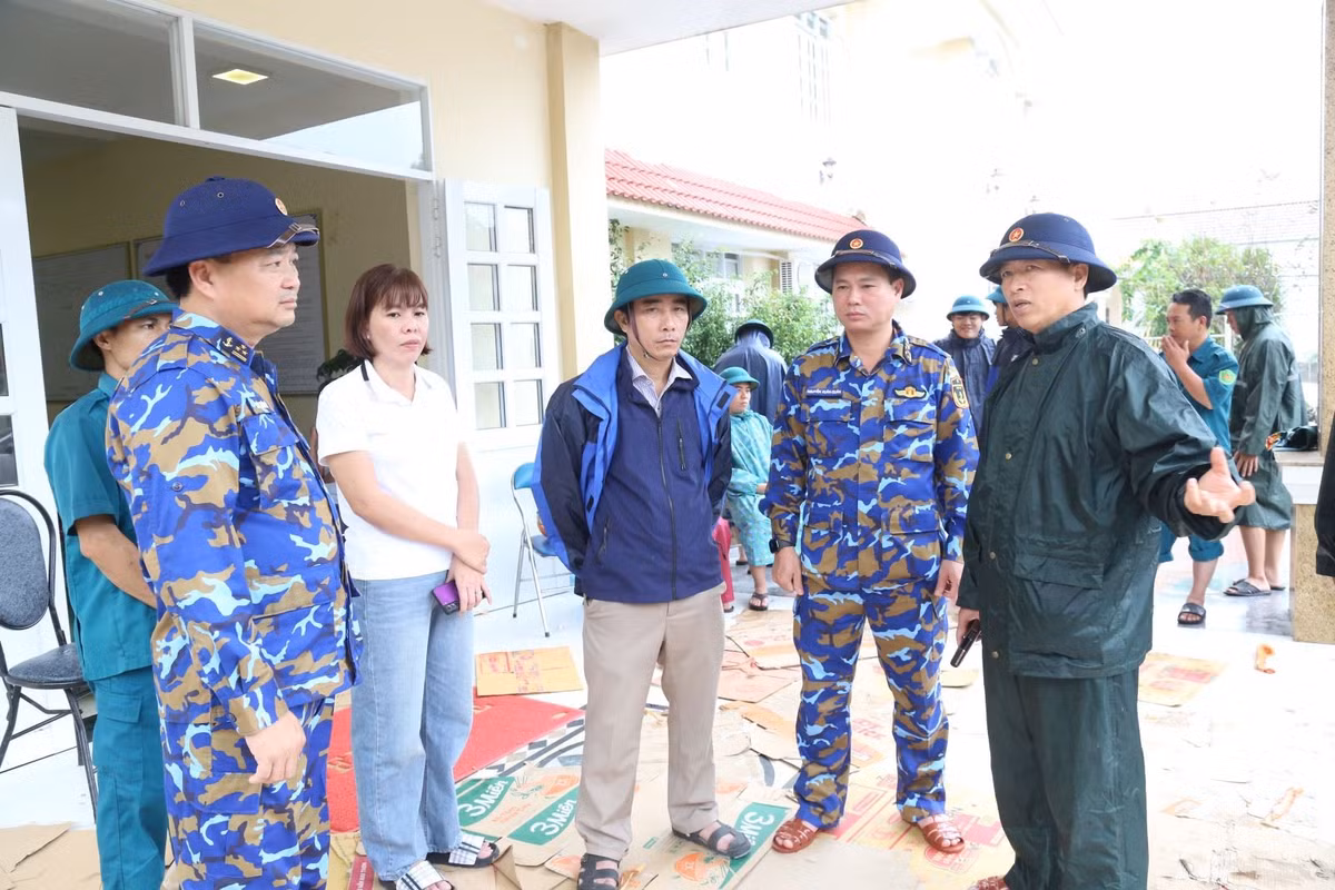 Đoàn công tác Vùng 4 Hải quân chỉ đạo đơn vị hỗ trợ giúp đỡ nhân dân khắc phục hậu quả sau lũ.