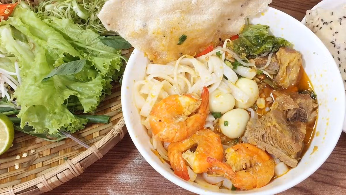  7. Mì Quảng: Mì Quảng là một món ăn đặc sản nổi tiếng ở vùng Quảng Nam và Đà Nẵng. Món ăn này được làm từ sợi mì gạo có màu vàng hoặc trắng, ăn kèm với nhiều loại rau sống và nước dùng đậm đà được nấu từ xương heo.