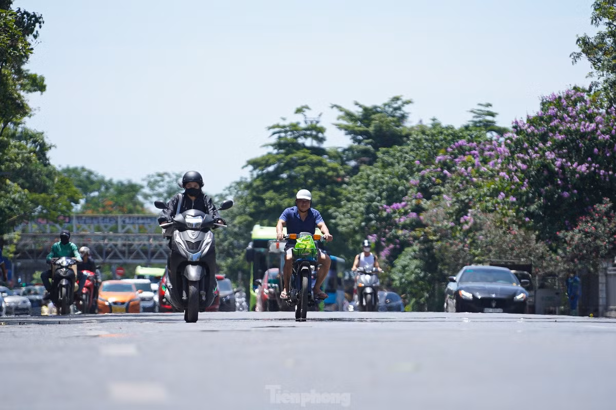 Hôm nay Hà Nội bắt đầu "đón" đợt nắng nóng đỉnh điểm đầu tiên của mùa hè, nhiệt độ phổ biến từ 35 - 37 độ C, có nơi lên tới gần 39 độ C.