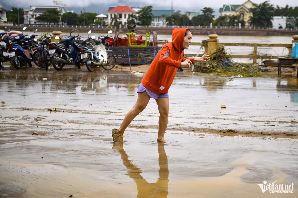 Lớp bùn đặc quánh khiến việc đi bộ cũng khó khăn.