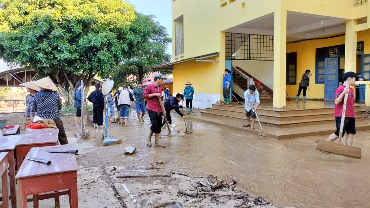 Trường Phổ thông Dân tộc Nội trú Na Rì nằm ngay sát dòng sông Bằng Giang, lũ lên, nước sông tràn vào trường, mực nước lúc cao nhất dâng cao lên đến tầng 2. Để đảm bảo an toàn, lực lượng chức năng đã di chuyển 270 học sinh đến nơi ở an toàn. Ngày 8/10, nước rút dần, các giáo viên của trường và lực lượng chức năng, nhân dân địa phương đã tập trung dọn dẹp bùn đất, rác sau ngập, lau rửa bàn ghế khắc phục hậu quả mưa lũ. Ảnh: Báo Thái Nguyên.