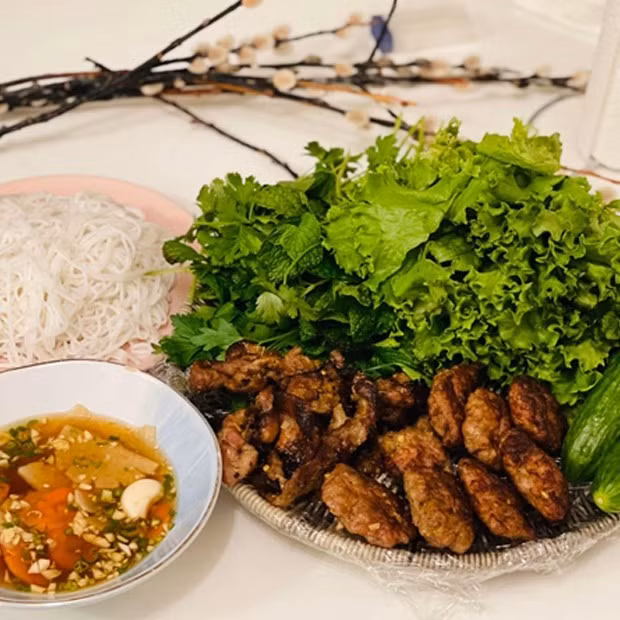  9. Bún chả: Trước khi được cựu Tổng thống Mỹ Barack Obama nếm thử cùng với đầu bếp Anthony Bourdain, bún chả đã là một món ăn đặc sản nổi tiếng của Hà Nội. Món này bao gồm 2 thành phần chính là bún được làm từ bột gạo, ăn kèm với chả là những miếng thịt nướng và chả băm viên được làm từ thịt heo, thường là thịt ba chỉ và thịt nạc vai, được ướp gia vị thơm ngon và nướng trên than hồng.