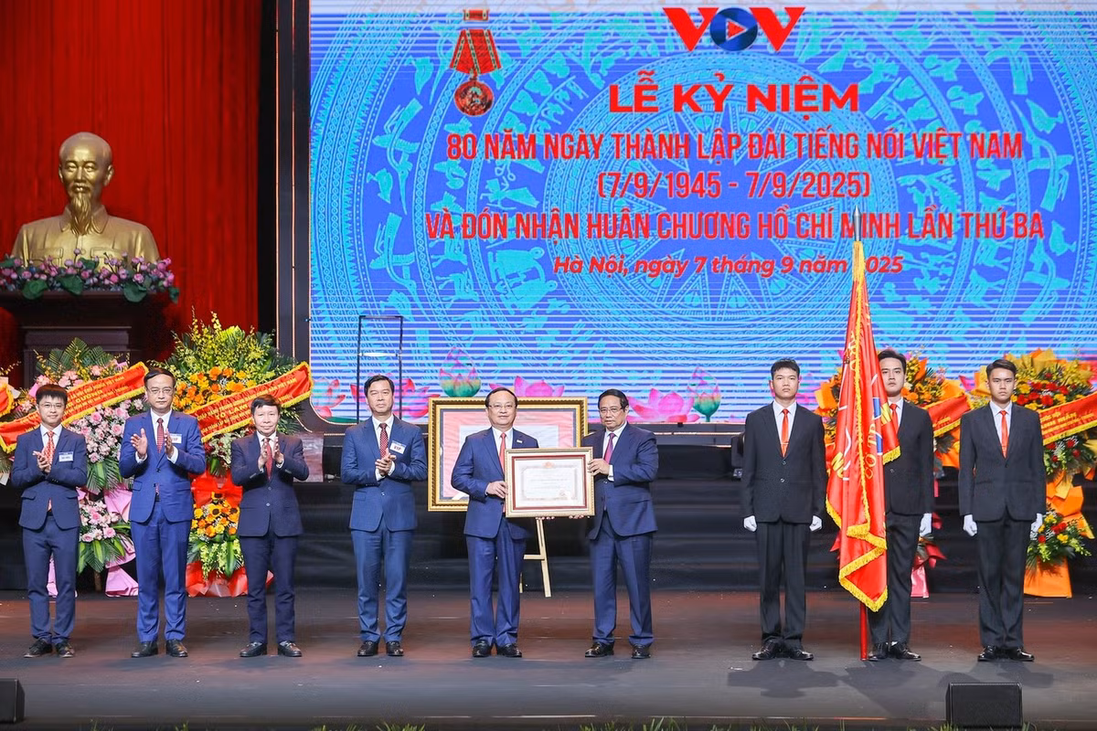 Thay mặt lãnh đạo Đảng, Nhà nước, Thủ tướng Phạm Minh Chính trao Huân chương Hồ Chí Minh (lần thứ ba) tặng Đài Tiếng nói Việt Nam. Ảnh: VGP.