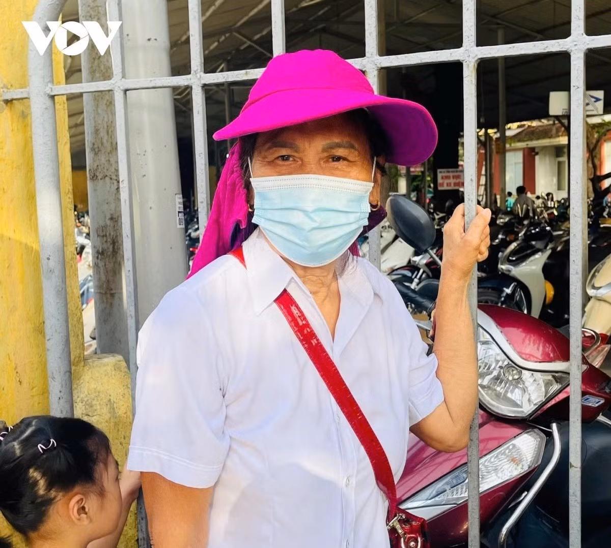Bà Lê Thị Lan từ Hà Tĩnh ra đưa cháu đi thi giữa cái nắng 40 độ. Bà Lan cho biết đêm qua nằm ngủ thấp thỏm nên sáng nay 2 bà cháu dậy từ 4h sáng chuẩn bị. Bà Lan chia sẻ: "Không tìm được khách sạn để nghỉ trưa nên nên hai bà cháu tính tìm tạm một quán ăn có điều hòa ngồi nghỉ mấy tiếng, chờ cháu thi xong vòng buổi chiều. Ở cái tuổi 69 như tôi, đi lại xa thế này cũng mệt, nhưng vì tương lai của cháu thì vất vả mấy cũng chịu được".