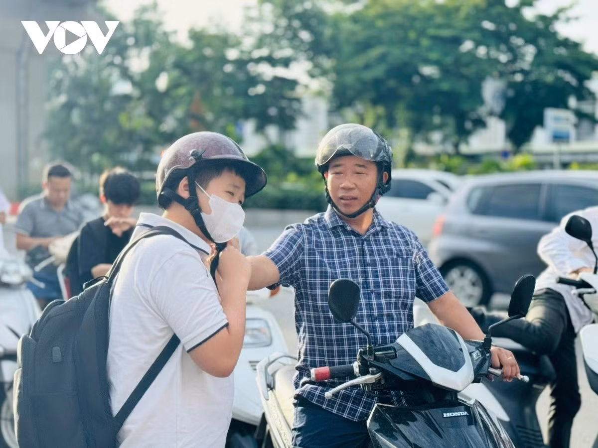 Năm nay trường tuyển 525 học sinh, tương đương chỉ tiêu năm ngoái. Mỗi lớp chuyên toán, tin học, vật lý, hóa học, sinh học đều tuyển 105 em. Như vậy, tỷ lệ chọi trung bình của trường khoảng 1 chọi 6; trong đó chuyên tin có số lượng hồ sơ dự tuyển cao nhất (855, gồm cả thi môn chuyên là toán và tin). Khối chuyên toán có hồ sơ dự tuyển cao thứ 2 (603); tiếp đến là chuyên hóa (593), chuyên lý (537), chuyên sinh (412).