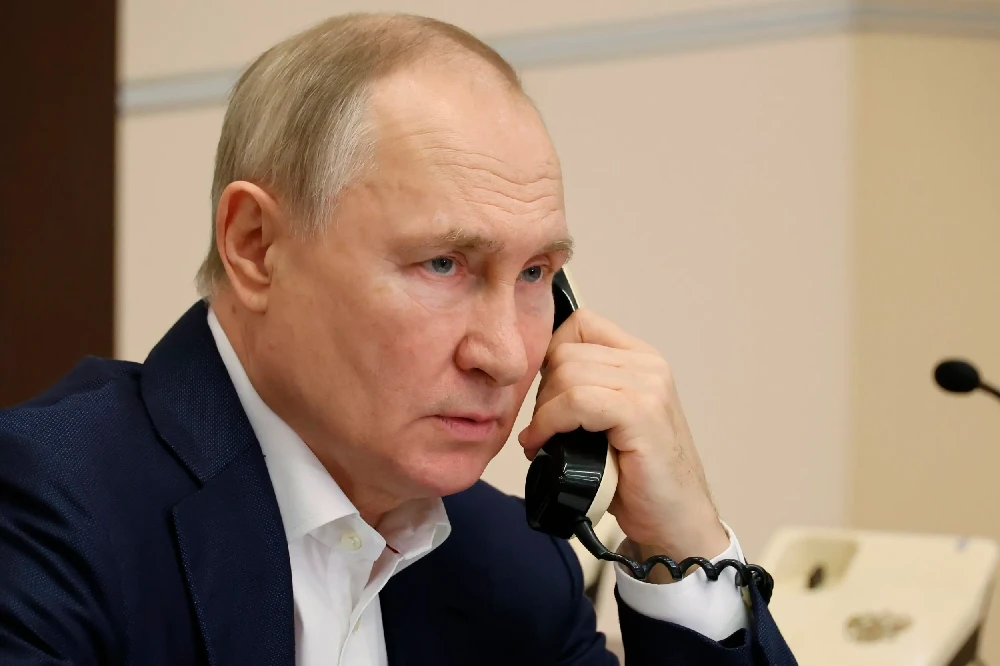 [GALLERY] Nói không với smartphone, Tổng thống Nga Putin liên lạc thế nào?