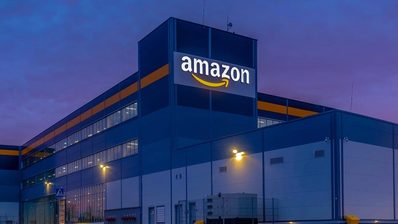 [GALLERY] Amazon sốc vì cú lừa AI 200 tỷ USD, nhân viên đua nhau cày bot 