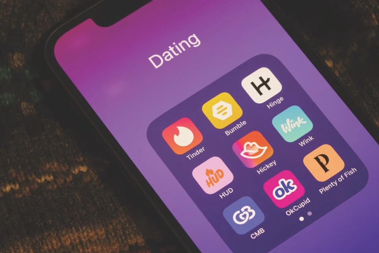 [GALLERY 53% người trẻ kiệt sức vì app hẹn hò, tình yêu thua thuật toán? 