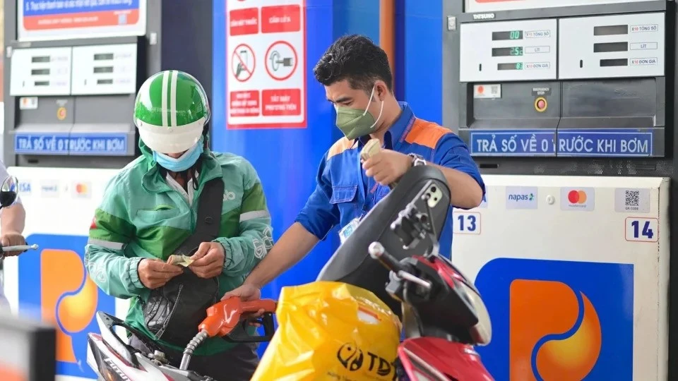 [VIDEO] Bán lẻ xăng dầu lo bị chèn ép khi đầu mối tự quyết giá