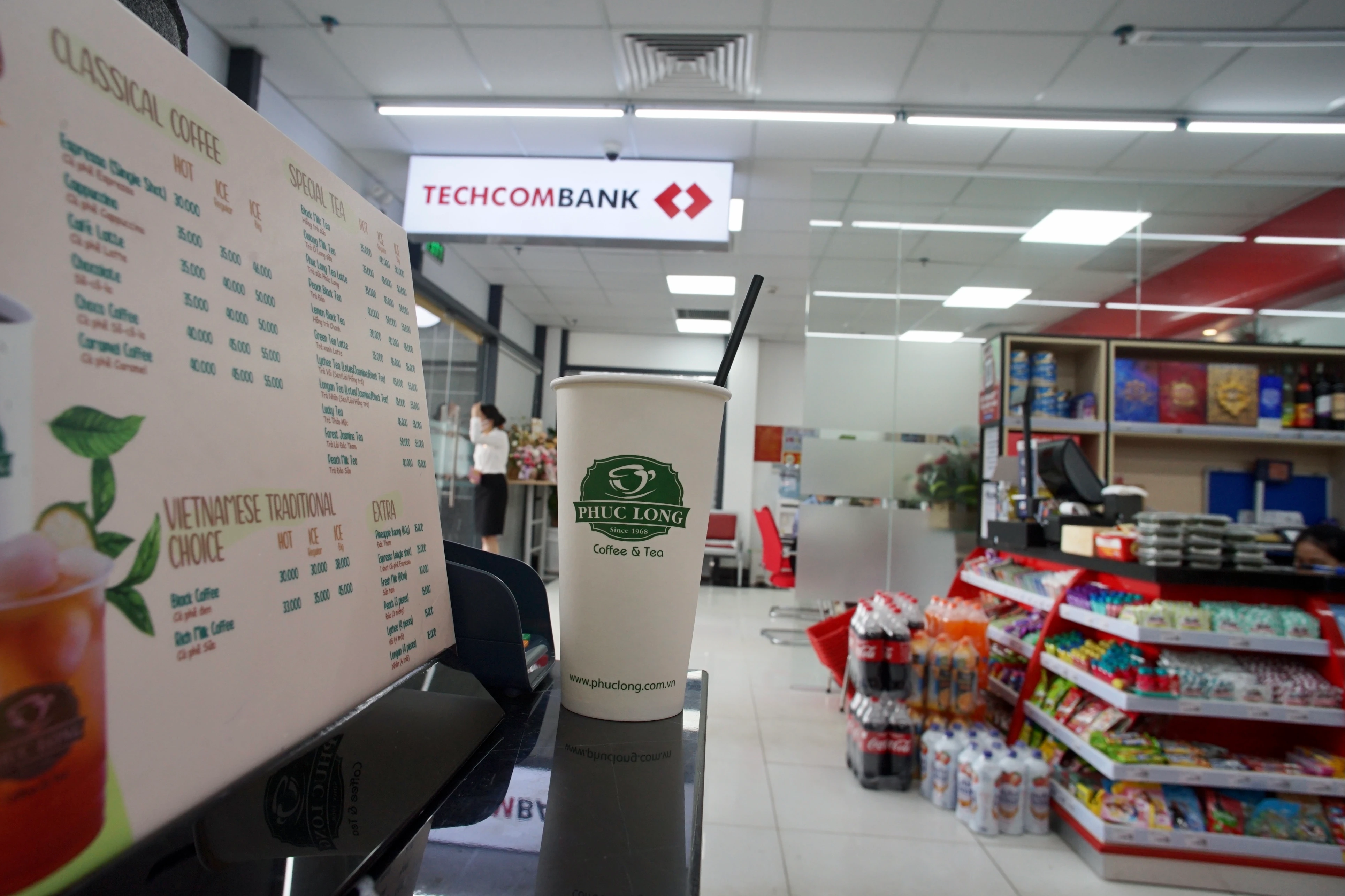 Bên trong cửa hàng VinMart đầu tiên tại Hà Nội bán Phúc Long
