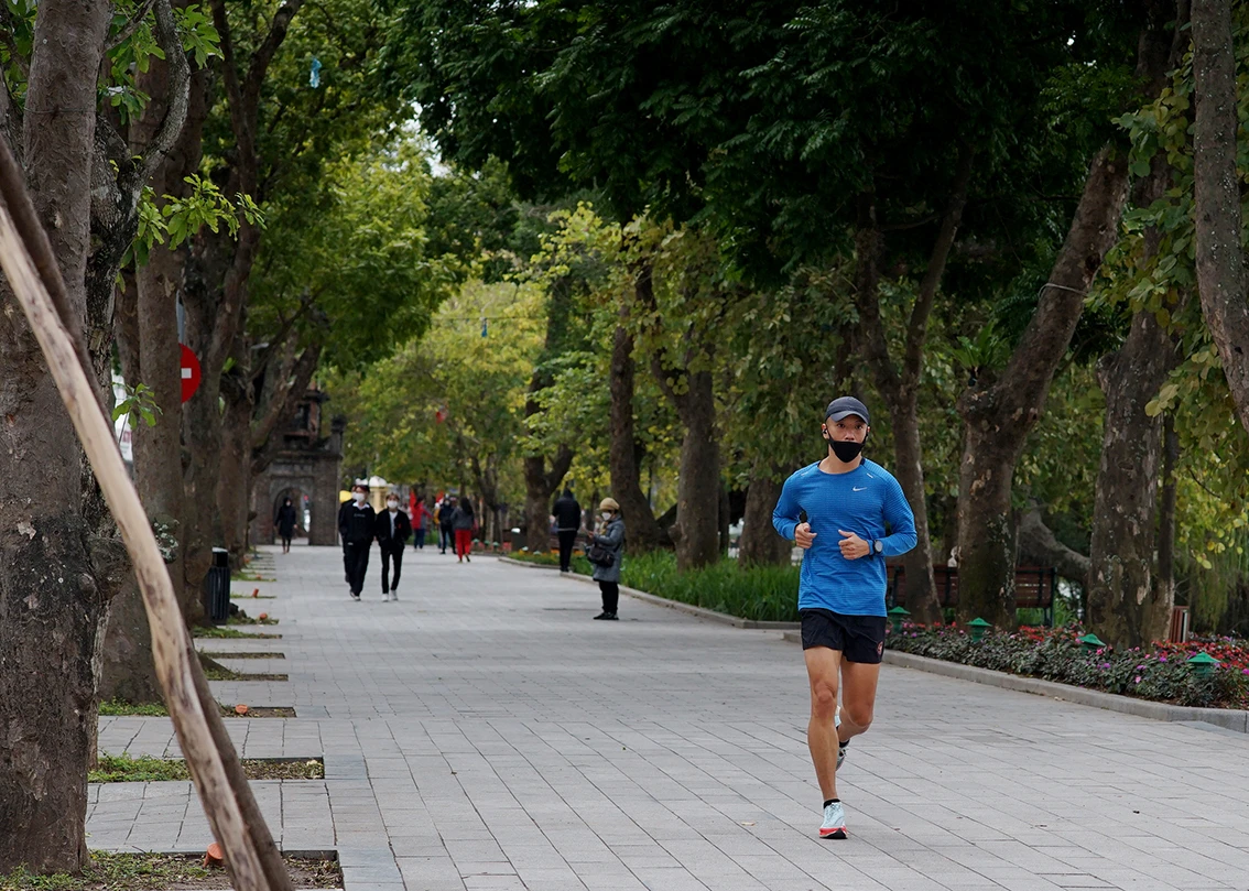 Hà Nội hửng nắng, người dân háo hức ra đường