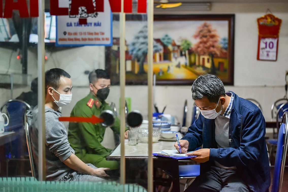 Hà Nội: Xử phạt nhiều hàng quán tại phố cổ mở cửa tới đêm khuya